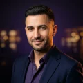 Milyar.com yazarı Emre Kılıçaslan profil fotoğrafı, lacivert ceket mor gömlek